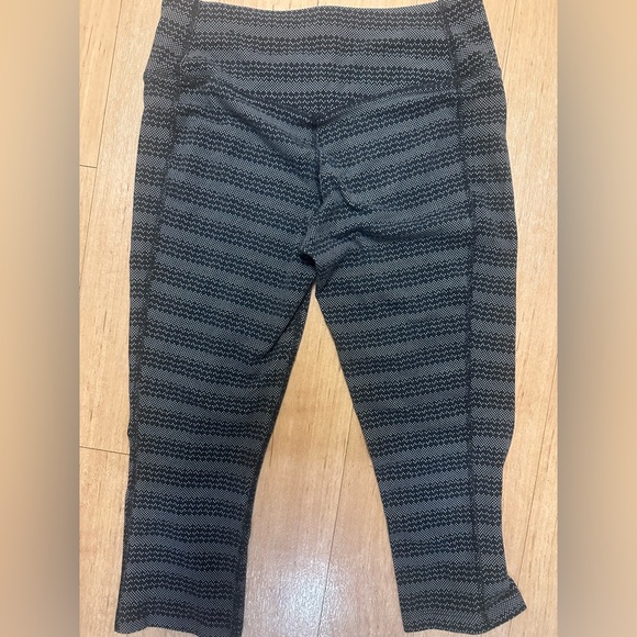 Nike Women’s Capri Workout Leggings/ Tights, Size Small, Grey w/ Black print - Picture 2 of 3